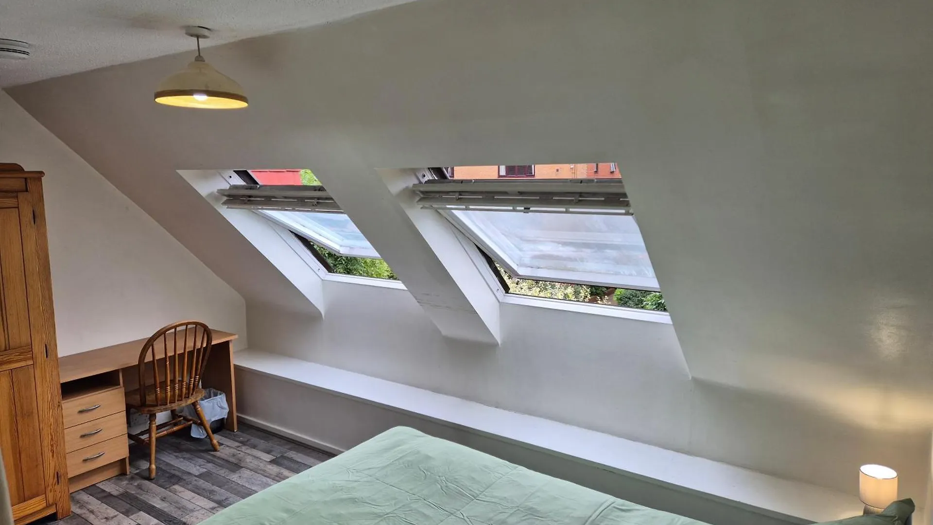 Spacious And Elegant Guest House With En-Suites Available In Canary Wharf London Homestay
